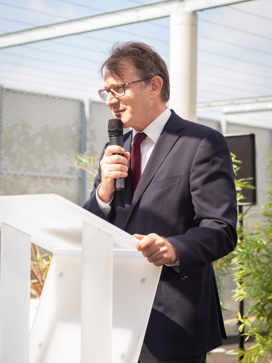 Porte-parole de marque présentant un nouveau produit à Toulouse