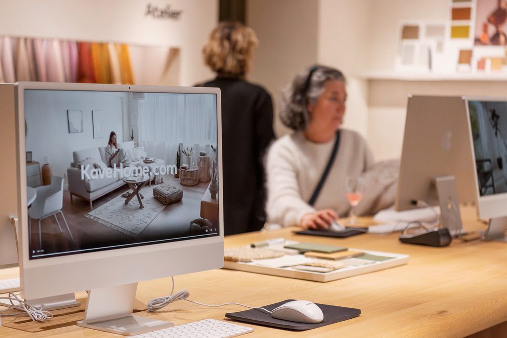 Photographe positionné discrètement lors d'un événement professionnel à Toulouse